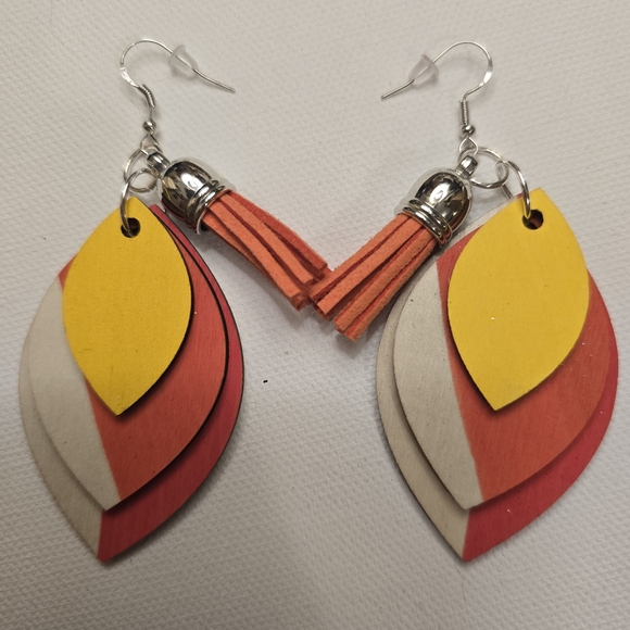 ARTISAN & HANDCRAFTED 2.5" Wood Leaf Tiered Dangle Pierced Earrings W/ Tassles - Picture 3 of 14